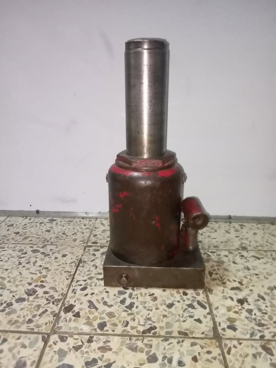 ⭕ يوجد توصيل لكافه المحافظات
جك بطل قديم اصلي نوع ثقيل جدا وزنه 19 كيلو وقطر البستم مالته 23 سم نوع ضخم اكبر من الصورة يتحمل 50 طن يستخدم لرفع الاوزان الثقيله السعر 60 الف المكان بغداد ***********
