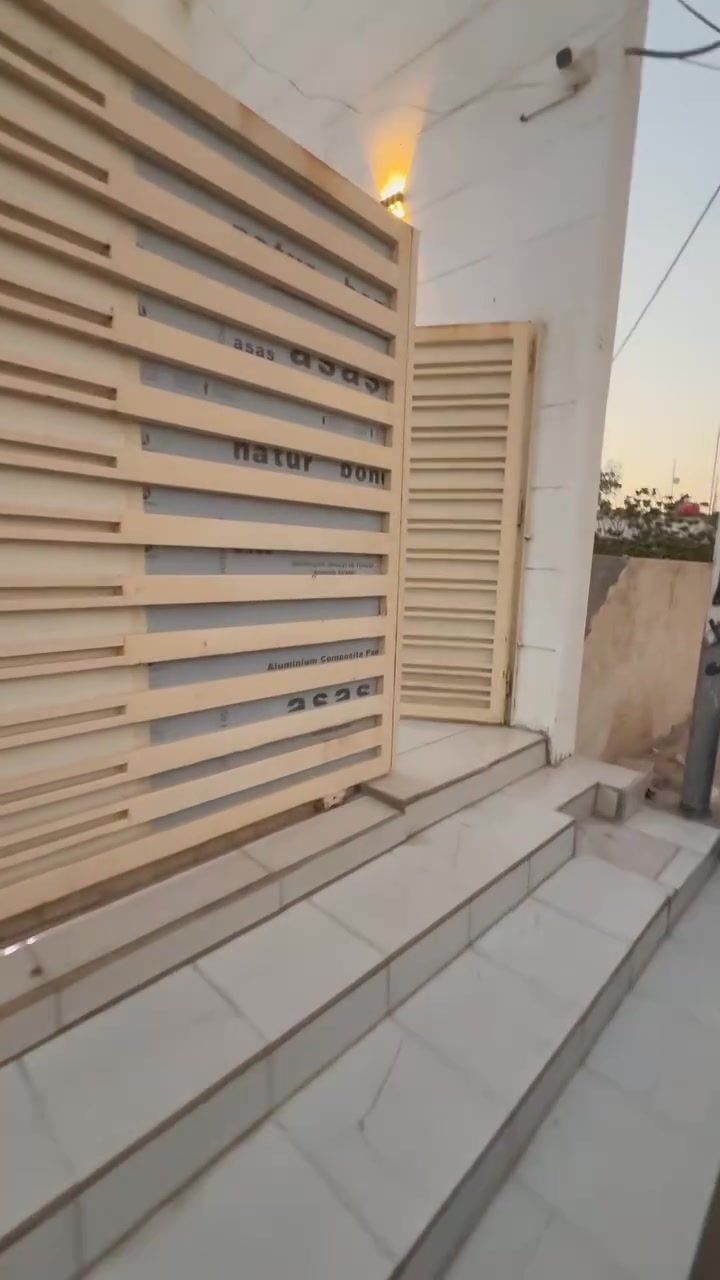 #الديوانية مباشر قرب اسواق طيبة 
شنو هذا لبيت يخبل وكله كامل على اخر حباية 
ملاحظة مساحتة 155متر غرفتين بي وبي صاله وبراني ومناور ثنين ومجمع صحيات يعني بيت لقم 
للاتصال ***********
