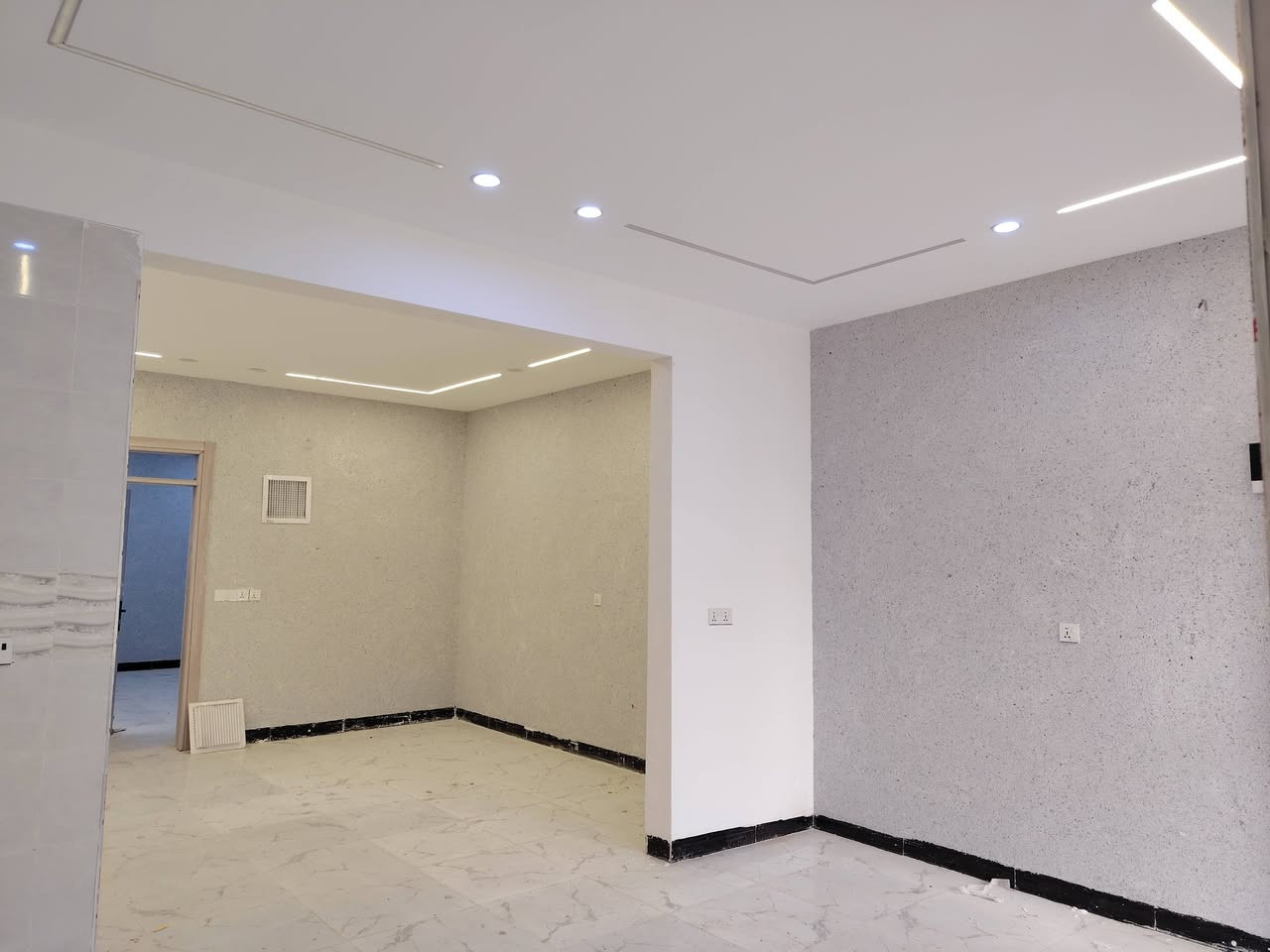 کۆد 24
بۆ فرۆشتن
100 ـ   متر
 نهۆم و نیو
نهۆمی یەکەم ــــــــــ پێك هاتووە لە ......

 ژوور خەو ـ چێشتخانە ـ ژووری میوان ـ سەر ئاو ـ گەرماو
نهۆمی دووەم ـــــــ پێك هاتووە لە ....
لە ژووری خەو ـ گەرماو ـ سەرئاو 
شوێنێکی خۆش و کۆڵانی پان و نزیك شەقامی سەرەکە ـ 
بەنرخێکی زۆر زۆر گونجاو خێرا ...
شوین،،کرکوک 
بۆ زانیاری زیاتر ژمارە [ 3 ] بنێرن 
وەڵامتان دەدرێتەوە 
***********
***********
ـــــــــــــــــــــــــــــــــــــــــ.
 
🏠 كود 24

للبيع – مساحة 100متر 
طابق نص

📍 المواصفات:
غرفتین نوم ـ مطبغ ـ استقبال ـ حمام ـ مرافق غربی و شرقی
موقع ممتاز في منطقة هادئة بشارع عريض وقريب من الشارع الرئيسي
بسعر مناسب 
📍 الموقع: كركوك

📞 للاستفسار: أرسل الرقم [3 ] وسيتم الرد عليك

***********
***********
