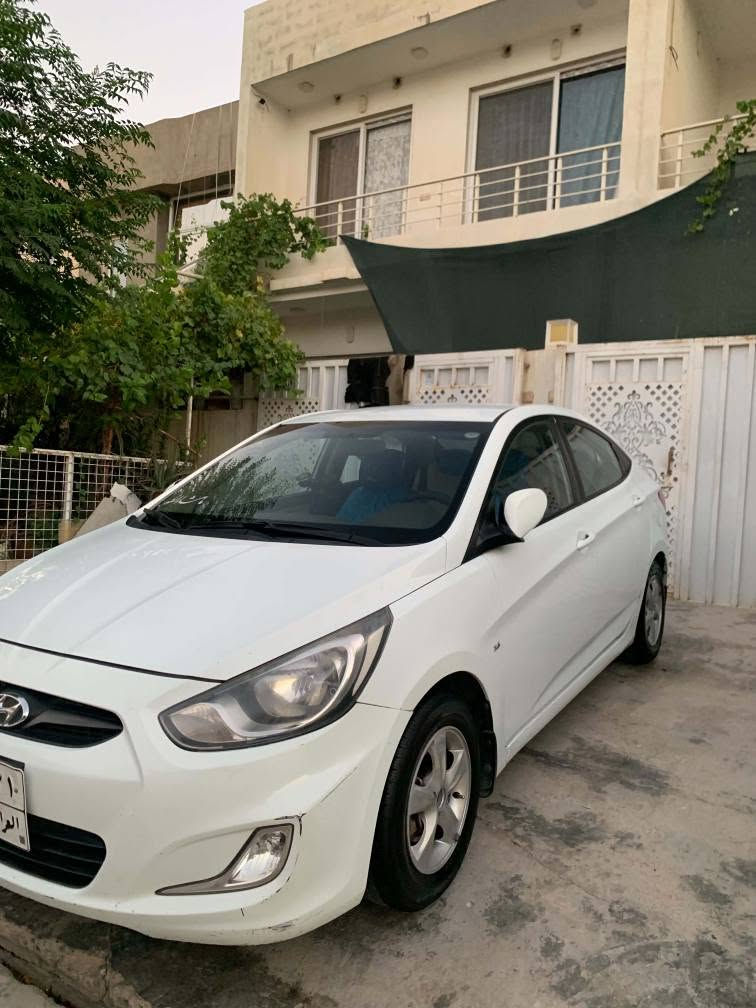 hyundai accent 2012 
شاشە ئایپاد و کامێرا ،گێڕ تۆماتیک و عادی ،eco , ڤۆلیۆمی سوکان ،پێنج ویل کەپ،پێنج بالیف، چوار جام کارەبا . بێ بۆیاغە یەک ساردی هەیە لەگەڵ قۆپێک لە دۆسەی سەکنی هەیە کەمێک وردە بەرد لە بۆنیتەکەی هەیە گێڕ و مەکینەی بێ عەیبە مەکینەی نەکراوەتەوە  180000km ڕۆیشتووە،هەزەی نوێیە بەناوی خۆمە ،سعر95 معامەلە 
شوێن:کۆیە 
ژمارە مۆبایل: *********** كويسينجاك, أربيل
