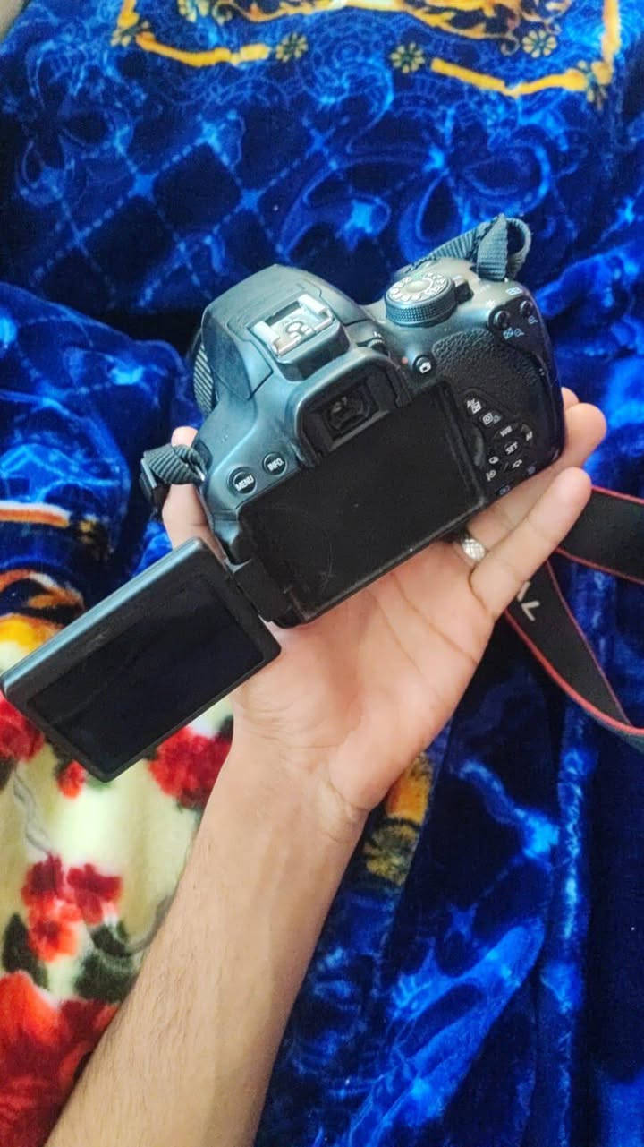 كاميرا كانون الاصليه الباب الأول  عدستها أم الفلتر. سعرها 300وبيها مجال ***********
