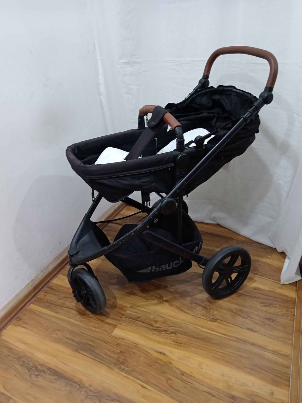 عربانة الأطفال Hauck Elegance 2in1
كرسي متحرك اتجاهين يتحول لسرير مريح واسع لراحة المولود أثناء اعجلات انسيابية بثبات عالي لقيادة سهلة على مختلف الأرضيات.

مظلة حماية كبيرة تحمي الطفل من الشمس والهواء.

سلة تخزين سفلية واسعة لحمل احتياجات الطفل بسهولة.
منام وجلوس حسب راحة الطفل 
 مناسبة منذ الولادة، لتكون للنزهات والتسوق والسفر اليومي.لغاية ٤ او ٥ سنوات او ل١٥ كيلو

متوفر توصيل أربيل, العراق


**إذا كنت صاحب هذا الإعلان وتريد حذفه لأي سبب، رجاءا أرسل رسالة إلى الدعم الفني**
