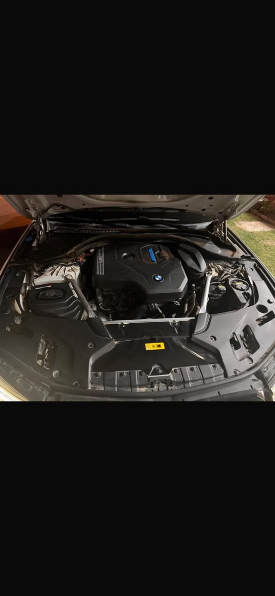 السلام عليكم للبيع bmw 530e  2022  ثلاثه انظمه للقياده هايبرد وبانزين وكهرباء
السيارة نظيفة جداً ماشية 20 كلم السياره مصروف عليها  مشدود عليها شوته رياضيه afe  وسبايدر كاربون فايبر  وكلش جديده خاليه من المسجات ضررها بسيط  موضح بالصور وبدون ايرباك ( ايرباكات السياره كلها سليمه وبلاديه ) وهاي بعض من مواصفاتها للسيارة
_ رادار امامي و تنبيه الخروج عن المسار مع تحذير الستيرن الهزاز 
_ مانع تصادم امامي وخلفي 
_ داتا شو head-up display 
_ حساسات 360 
_ نظام النقطه العمياء 
_ تدفئة كشنات 
_اناره داخليه متغيره LED
_ بردات  جانبيه وخلفيه
وبعد هوايه مواصفات غنيه عن التعريف السياره بأسمي تحويل مباشر
 السعر 35000$ مكلف بالنشر 
للاستفسار الاتصال على صاحب السياره 
***********
