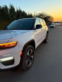 جيب شيروكي لمتد 2024  هايبرد (بلك ان)  بانزين + هايبرد + شحن منزلي  صب...