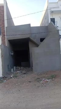 دار للبيع حي بدر خلف مدرسه علي شاهين ثاني فرع على تبليط 07731547740