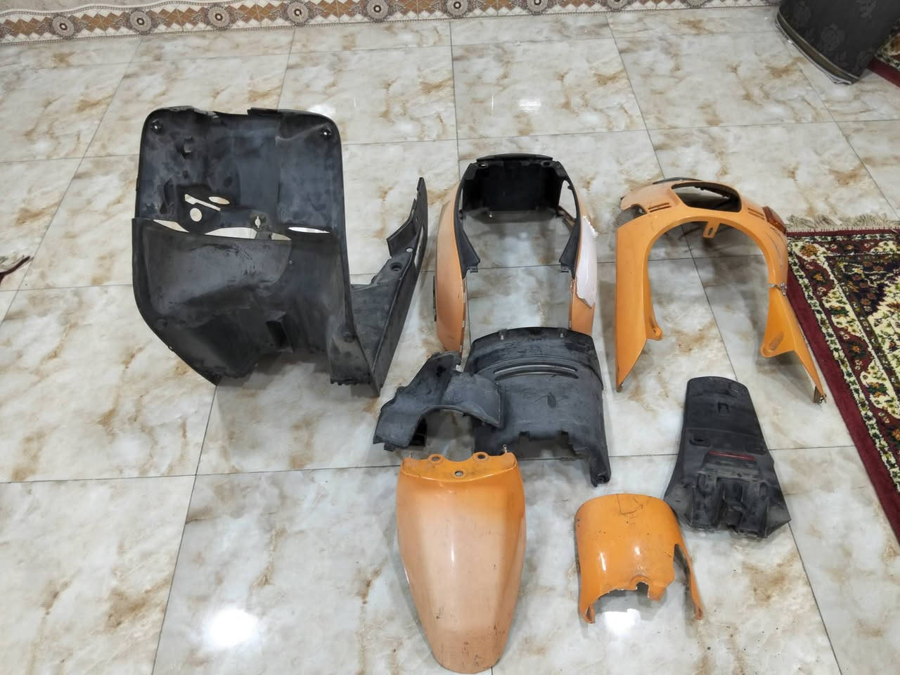 سلام عليكم متوفر كفرات بوليسي للبيع هنه والحواضن بس الوجه الامامي مكسوره الرجل مالتهه وموجوده الوصله مالتهه … ***********
