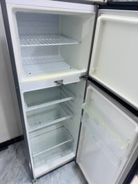 ثلاجه ثلاجه ارتفاع متر ونص نظافه وتجميد  السعر 140 الف 07759851143