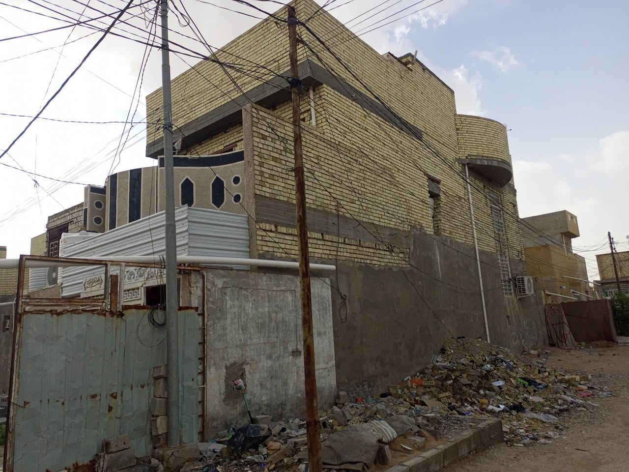 السلام عليكم
بيت ركن طابقين مساحه ١٣٠ 
بناء جديد درجة اولى يتكون من
مطبخ
استقبال كبير ٨ ونص متر 
صالة كبيرة 
منور 
غرف نوم عدد ٣
صحيات عدد ٤ منهن اثنين داخل الغرف 
البيت يحتاج إلى لبخ الغرفة في الطابق الثاني فقط 
جاهز من كل شي 
العنوان الامن الداخلي الجمعية خلف الضغط قرب محطة وقود ارض كربلاء
للاستفسار الاتصال على الرقم 
***********
***********
