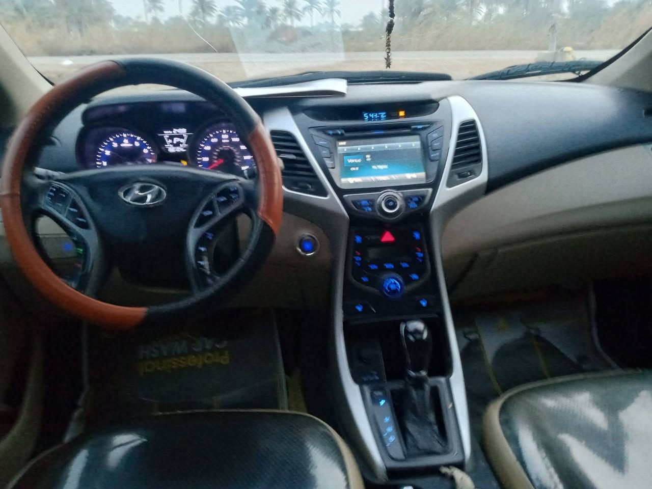 سلام عليكم النترا وارد امريكي موديل 2015
حدثه جملغ 
موصفات فول واحد ع واحد 
بصمه بيان
تحكمات جهتين 
شاير مري 
لك مامي خلفي 
شاشه 
محرك 1800
وبعد موصفات معروفه 
رقم بغداد نكليزي 
مصفره هيا وغرمات تحويل ثاني يوم 
سعر 107 وبيها مجال قليل 
رقم ***********
مكانه كربلاء طوريج
