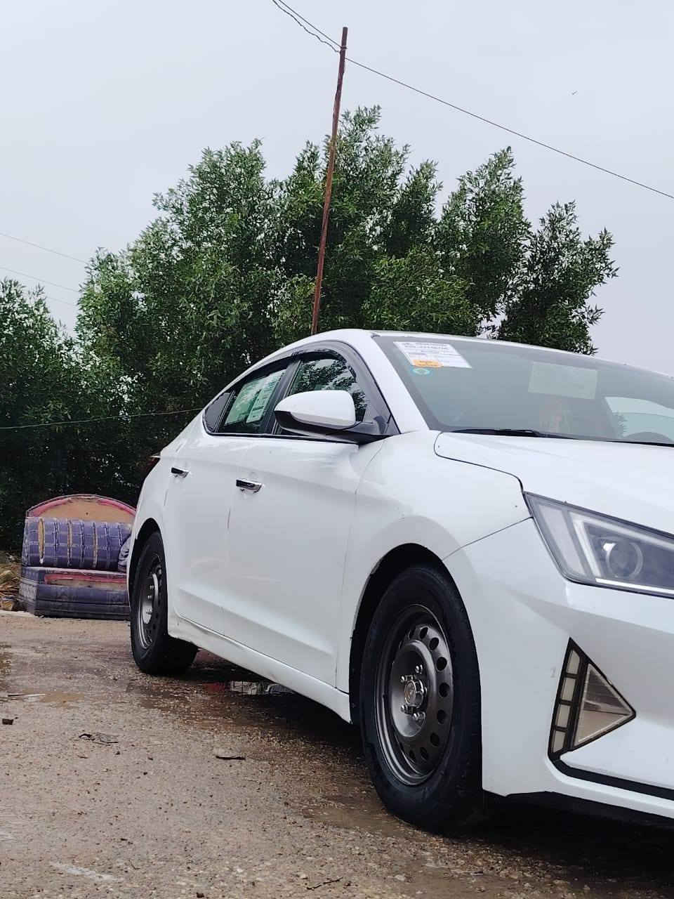 السلام وعليكم شبابنا الطيبين
النترا مديل ٢٠١٩
رقم بغداد جاهزه كير ومكينه وحداديه لاخر حبايه لون ابيض 
حادثهه قطعه وحده جاملغ امامي الايمن نفسه مرجعينه وباب وجملغ صبغ فقط 
موجوده السياره بلكوت حاليا 
السعر ١٣٧ وبيهه مجال قليل والشراي يدلل
رقم ابو السياره ***********
