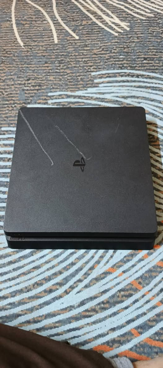 السلام عليكم بلي ٤  سلم نضافه ١٠٠✓ جديد اونلاين ويا لعبه بس العبه سعرها ٦٥ اخر تحديث يدات ثنين سعره١٨٠ ورقمي *********** مكاني بغداد
