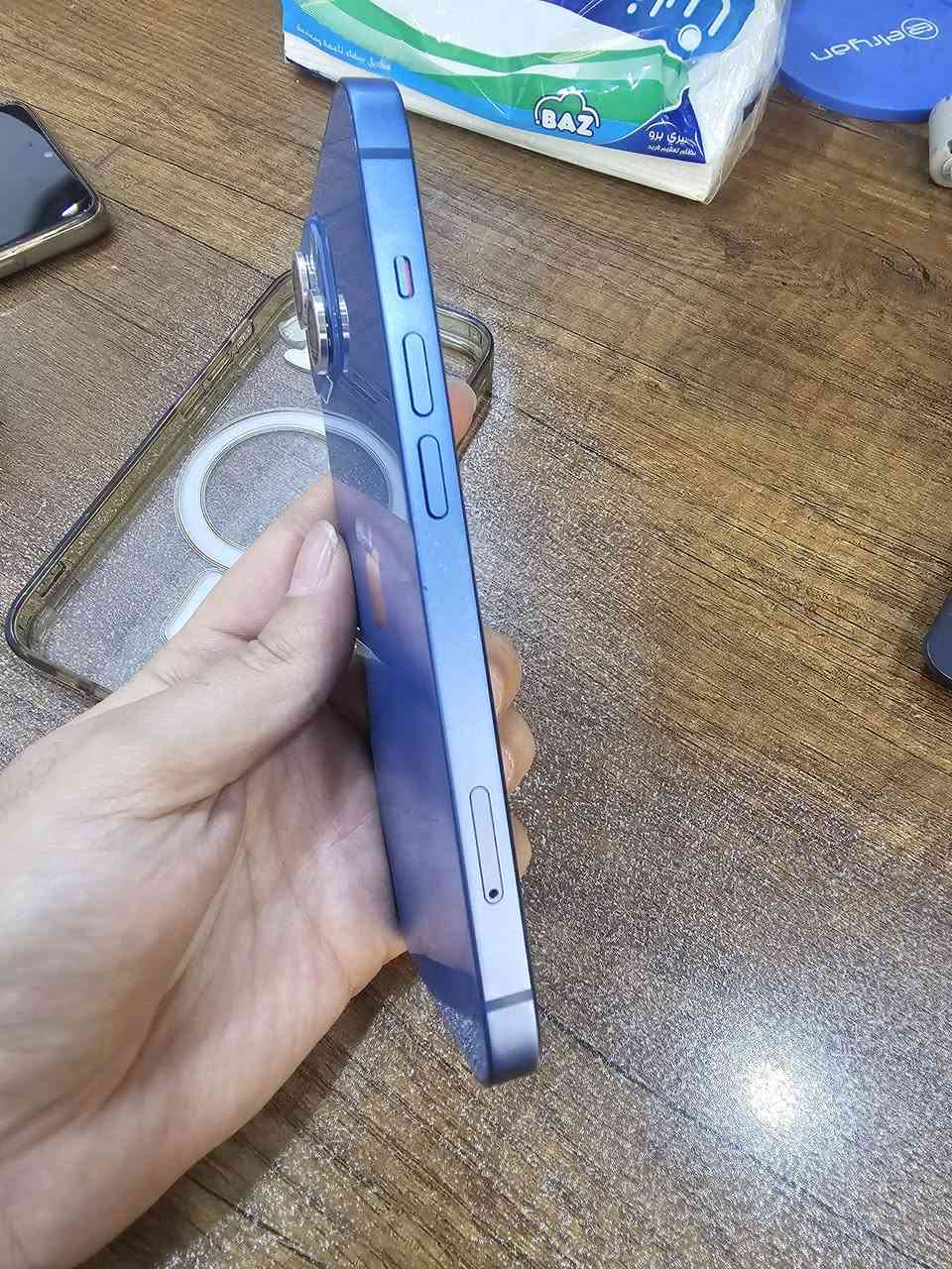 ايفون 13 عادي 128 (دبل سيم) نظيف بطارية 82 كارتون موجود وياه كفر شفاف.
ركز دبل سيم مو سيم واحد، سعر 400 الف
 مكاني بغداد الكاظمية شارع 60 مقابل مدينة العاب الكاظمية 
***********
