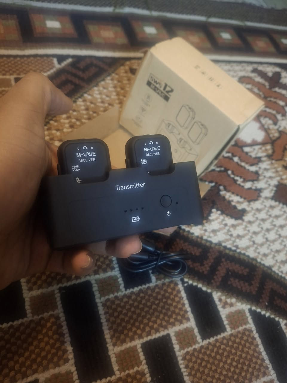 هذا المنتج هو نظام مراقبة لاسلكي M-VAVE SWS12. 
نوع الجهاز: نظام نقل صوت لاسلكي احترافي مزود بقاعدة شحن. 
المميزات: يدعم جهاز إرسال واحد مع جهازي استقبال (1 Tx to 2 Rx). 
نطاق التشغيل: يصل إلى 30 مترًا من مسافة النقل الفعالة. 
الجودة: جودة صوت احترافي


**إذا كنت صاحب هذا الإعلان وتريد حذفه لأي سبب، رجاءا أرسل رسالة إلى الدعم الفني**