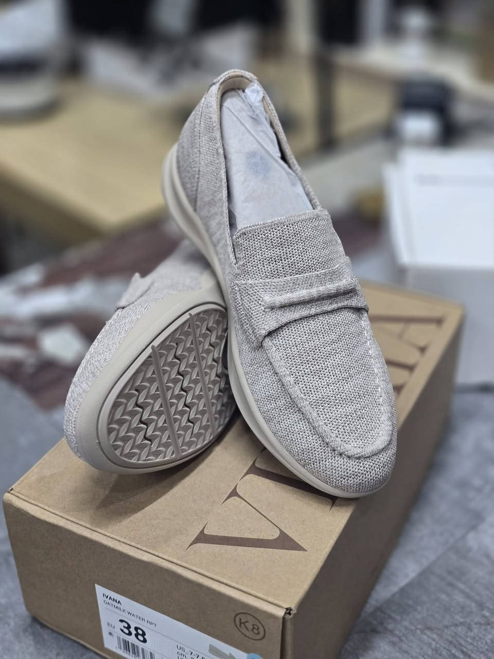 الماركة: فيفايا (VIVAIA).
​الموديل: إيفانا (Ivana) - وتحديداً إصدار Walker Pro Hybrid Penny Loafers.
​اللون: أوت ميلك (Oatmilk) - وهو لون بيج فاتح هادئ.
​التصميم: يجمع بين مظهر حذاء "اللوفر" الرسمي وراحة الأحذية الرياضية (Hybrid)، ويتميز بمقدمة مستديرة وشريط كلاسيكي في الأعلى.
​السعر
​يتراوح السعر الرسمي لهذا الموديل عالمياً حوالي 139 دولاراً أمريكياً (ما يعادل تقريباً 182,000 دينار عراقي حسب سعر الصرف الحالي).


**إذا كنت صاحب هذا الإعلان وتريد حذفه لأي سبب، رجاءا أرسل رسالة إلى الدعم الفني**