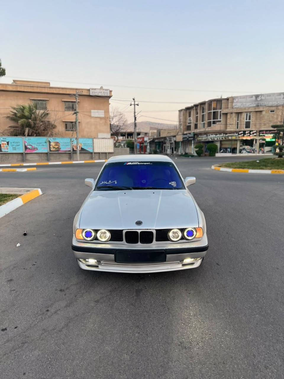 سەرەتا بەنوای خوای گەورە BMW مۆدێل ١٩٩١ ئاڕم پلاستیک ئاڕم و ئەوەلیات بەشەرت ٥٢٠ گێڕ عادی دوجام کارەبایی تەبرید سارد و گەرم بەشەرت لە جێوە ئیشی پێ بکە سەیارەکە تازە کورە کراوە یەک جەمپی پێشەوە لای سەکنی هەیە تەقەو ڕەقە هەموو گیانی بەشەرت
***********
***********
