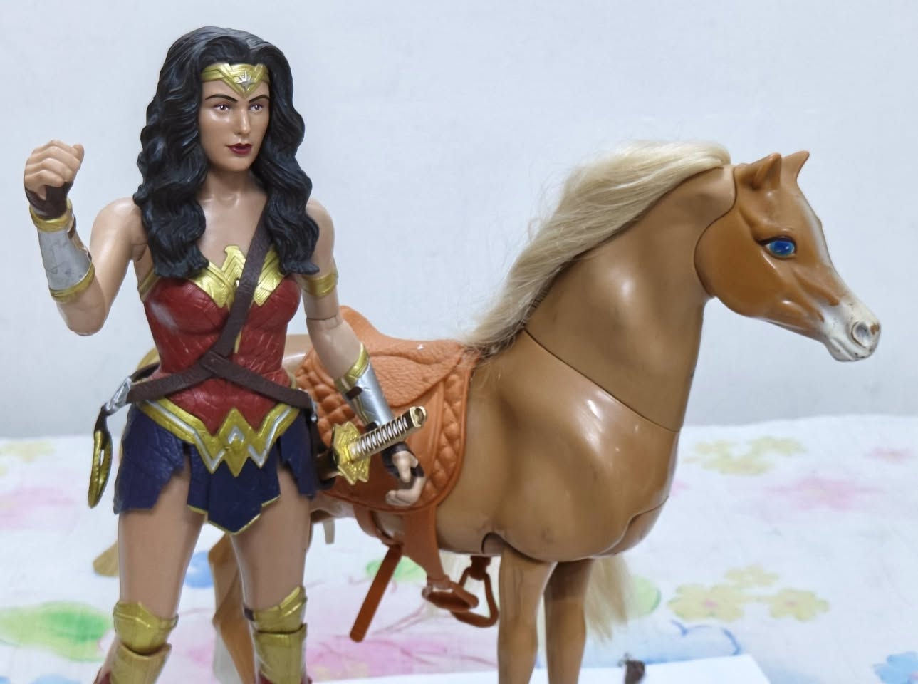 متوفر للبيع ...
مجسم شخصية وندر وومان من انتاج شركة Mattel مستوحى هذا المجسم من شخصية وندروومان في فلم فجر العدالة باتمان ضد سوبرمان ...يتميز هذا المجسم بوجود 20 مفصل قابل للحركة بصورة مرنة وسلسة وبتفاصيل دقيقة وحقيقية لشكل الممثلة في الفلم ...مزودة بسيف و حصان كبير جدا تفاعلي صوتي وثقيل مصنوع من مادة البلاستيك القوي والجلد ...حجم المجسم الطول 33 cm ...
للحجز مراسلة الصفحة


**إذا كنت صاحب هذا الإعلان وتريد حذفه لأي سبب، رجاءا أرسل رسالة إلى الدعم الفني**
