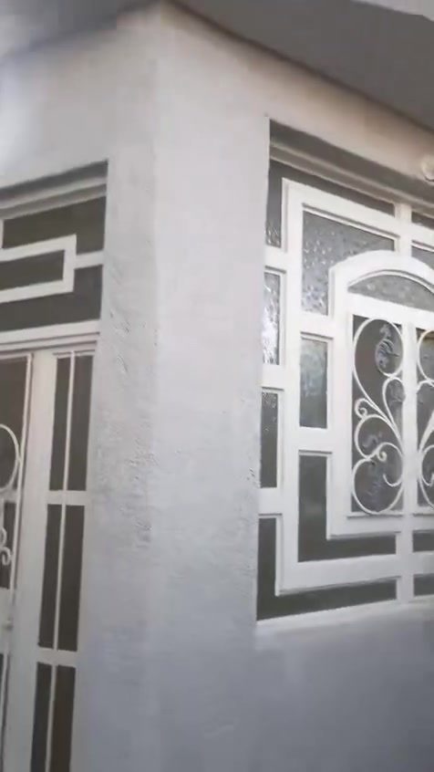 دار للبيع المساحه 100 متر نضيف جدا عالي عن شارع يحتوي على غرفه وصاله ومطبخ واستقبال وصحيات داخليه وخارجيه عالي عن شارع قطاع 77شويط حي ميسان السعر 110 للاستفسار الاتصال على الرقم التالي الكوفي للوساطة العقاريه ***********
