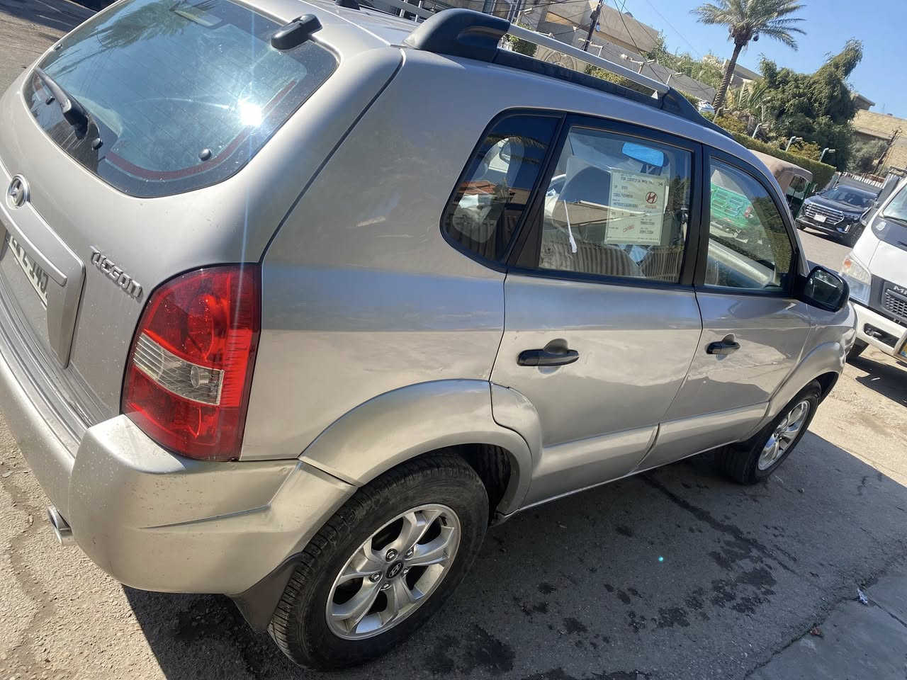 توسان خليجي 2009فول رقم أربيل الجديد السياره مكفوله ماعدا باب الخلف الصدر مصبوغ كير محرك خير من الله تبريد ثلج حداديه صدر جديد داخل عسلي فتحه كشنات مغلفه ومجيسه كهربائيات كلها شغاله السعر 110 بيها مجال للشراي  رقمي *********** السياره احله من الصور
