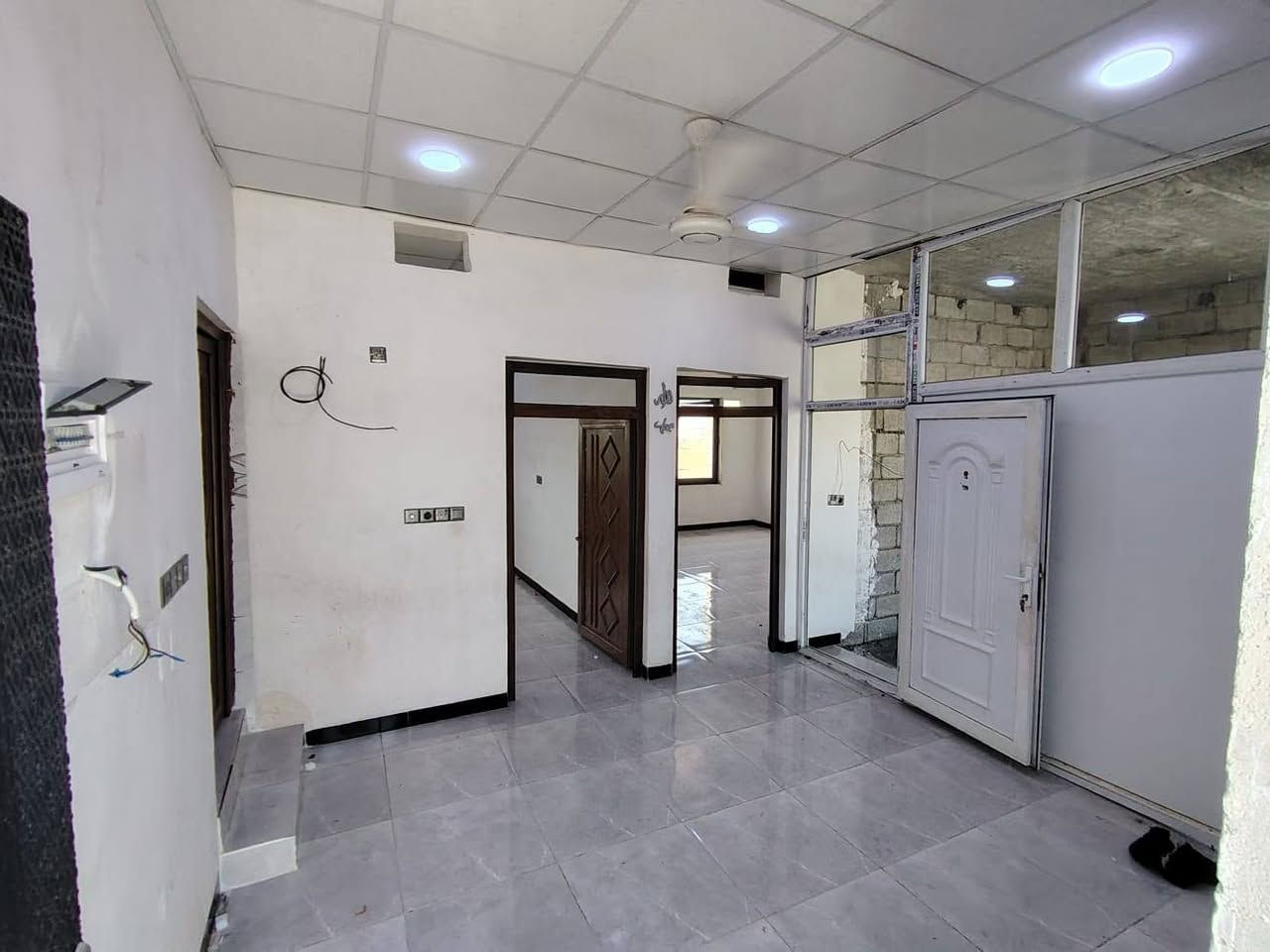 بيت للبيع 🏠 
منطقه الشوقيات 
نص قطعه طابو 23 مشترك 165 متر
ع شارع عريض 25 متر
طابقين الطابق الثاني كامل 
الطابق الارضي مأسس مي ومجاري 
يحتاجله بس سيراميك ولبخ ومغربي 
للاستفسار على الرقم 
***********
