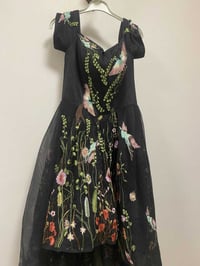 فساتين وبدلات • مقاس ٣٨-٤٠ • ملبوسة مرة وحدة