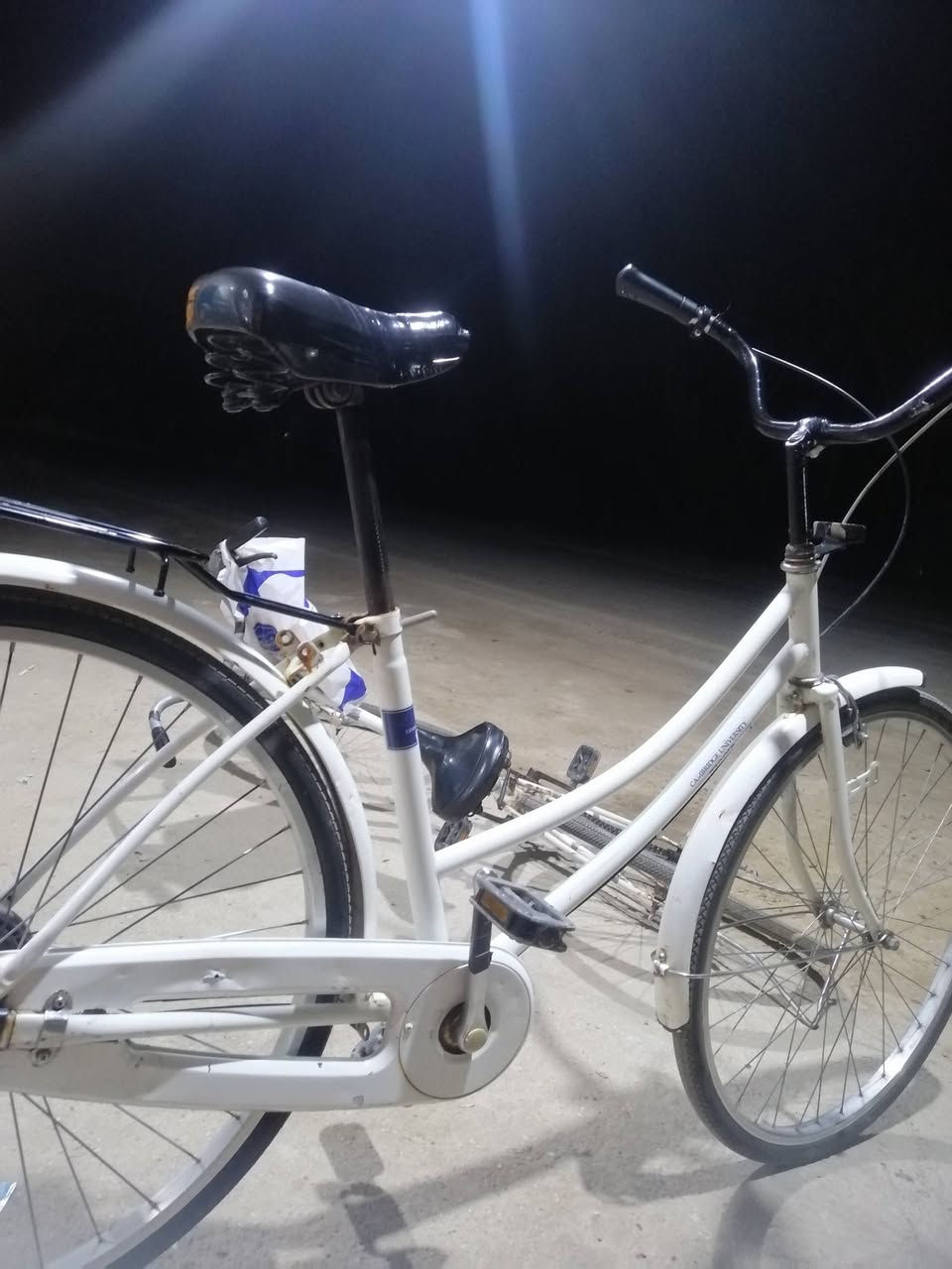 السلام عليكم بايسكل للبيع حجم 26 النظافه فول المكان حله ورديه خارج المكان بونافع اللي يريده يدخل خاص او الرقم*********** السعر 90 وبي مجال
