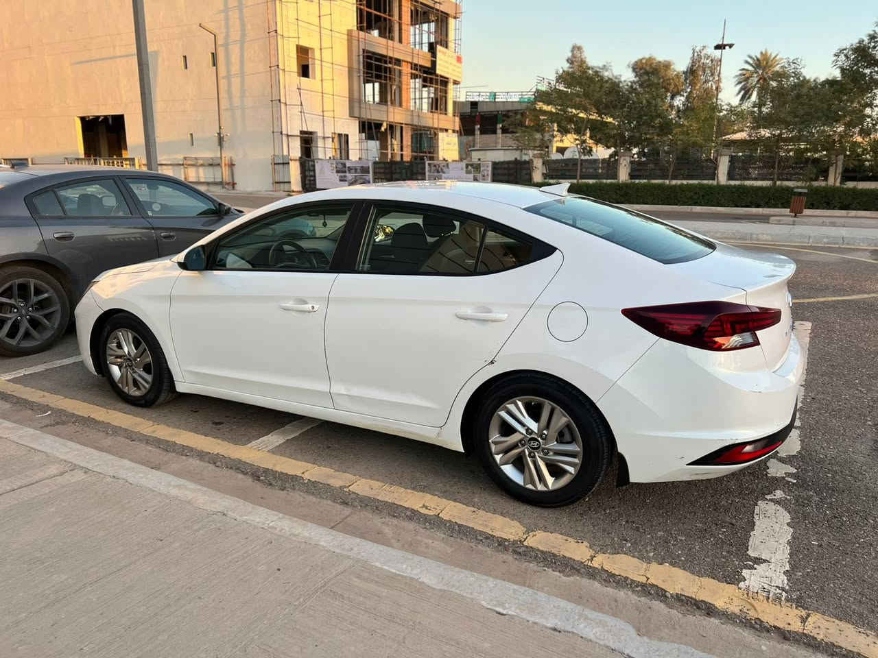 السلام عليكم
النترة 2019 رقم بغداد باسمي 
السيارة حادثها فقط جاملغ بدون ايرباك بدون دواخل 
مكينه 2000 والكير AT
السيارة جاهزة بدون اي نقص كلشي جاهز بيها 
ماشيه فقط 33 
مكاني بغداد 
السعر 135 
***********
