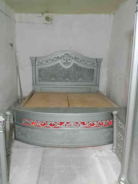 غرفة نوم 6 باب ملكيه كويتيه إيطاليه مستخدمه 

شرط النظافه والمتانه وشرط كويتي إيطالي مو 

تركي ولا ماليزي غرفه تكمه وعمليه ونظام شد كلبس 

مو مثل الجاهز يجي جوي تتكون من 5 قطع 

كنتور 6باب 3 متر 

ميز مرايه ب 10  مجرات بعرض مترين 

كومديات عدد 2 كبار الكومدي 3 مجرات 

سرير نفرين بعرض مترين في مترين ابو التاج 

الغرفة كلش حلوه ومرتبه وسعرها مليون و350 ألف 

كامله يدات وقفاله عنوان داخل المنشور 

***********
