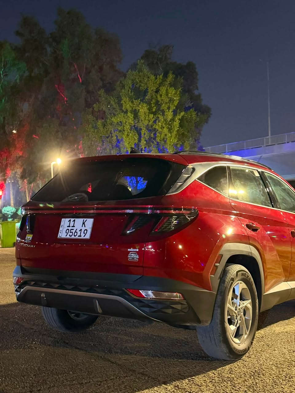 🚗 هيونداي توسان 2024 للبيع
المواصفات والتفاصيل:
 الموديل: هيونداي توسان (Hyundai Tucson)
 سنة الصنع: 2024 (إنتاج 03/2024)
 المواصفات: وارد أمريكي / كندي
 السيارة: دفع رباعي (HTRAC AWD)
 المسافة المقطوعة: 30,000 كم فقط
 اللون: أحمر ماروني مميز
 الداخلية: جلد أسود بحالة ممتازة ونظيفة جداً
⚙️ الأداء والمميزات:
 شاشة لمس كبيرة تدعم أنظمة التشغيل الحديثة
 تحكم كامل من الاستيرن (عجلة القيادة)
 نظام دفع رباعي الذكي (HTRAC)
 نظام فرامل ومساعدات أمان متطورة
 التبريد بحالة ممتازة جداً (أمامي وخلفي)
 حساسات وكاميرا
 السيارة جاهزة ومجهزة بالكامل ولا تحتاج أي مصاريف
📋 حالة السيارة والحادث:
 الحادث: الضرر موضح بالصور (ضربة بسيطة في الجاملغ/الرفرف الأمامي الأيسر بدون أضرار محرك أو شاصي رئيسي).
 الرقم: بغداد تحويل ثاني يوم
💰 السعر والتواصل:
 السعر: 22,000$ (220 ورقة) — وبيها مجال بسيط للجادين
 المكان: بغداد
الاتصال *********** واتساب هم موجود
