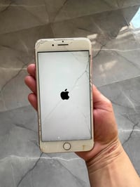 ايفون 7 بلس  ذاكره 128 البطاريه 89 الشاشه مكسوره  شغال فيس ايدي   للبي...
