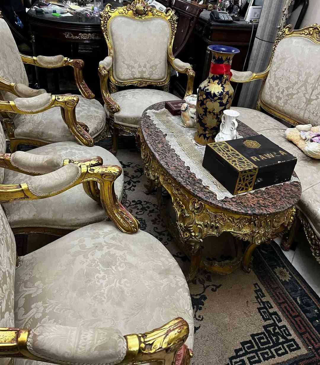 لهواه الاثاث الكلاسيك صالون مدهب فرنسي قديم كنبه ٣ و٤ فوتيه بحاله جيده جدا قماش بحالته خشب زان احمر بحالته وترابيزة رخام محتاج بعض  العلاجات للمدهب فقط


**إذا كنت صاحب هذا الإعلان وتريد حذفه لأي سبب، رجاءا أرسل رسالة إلى الدعم الفني**