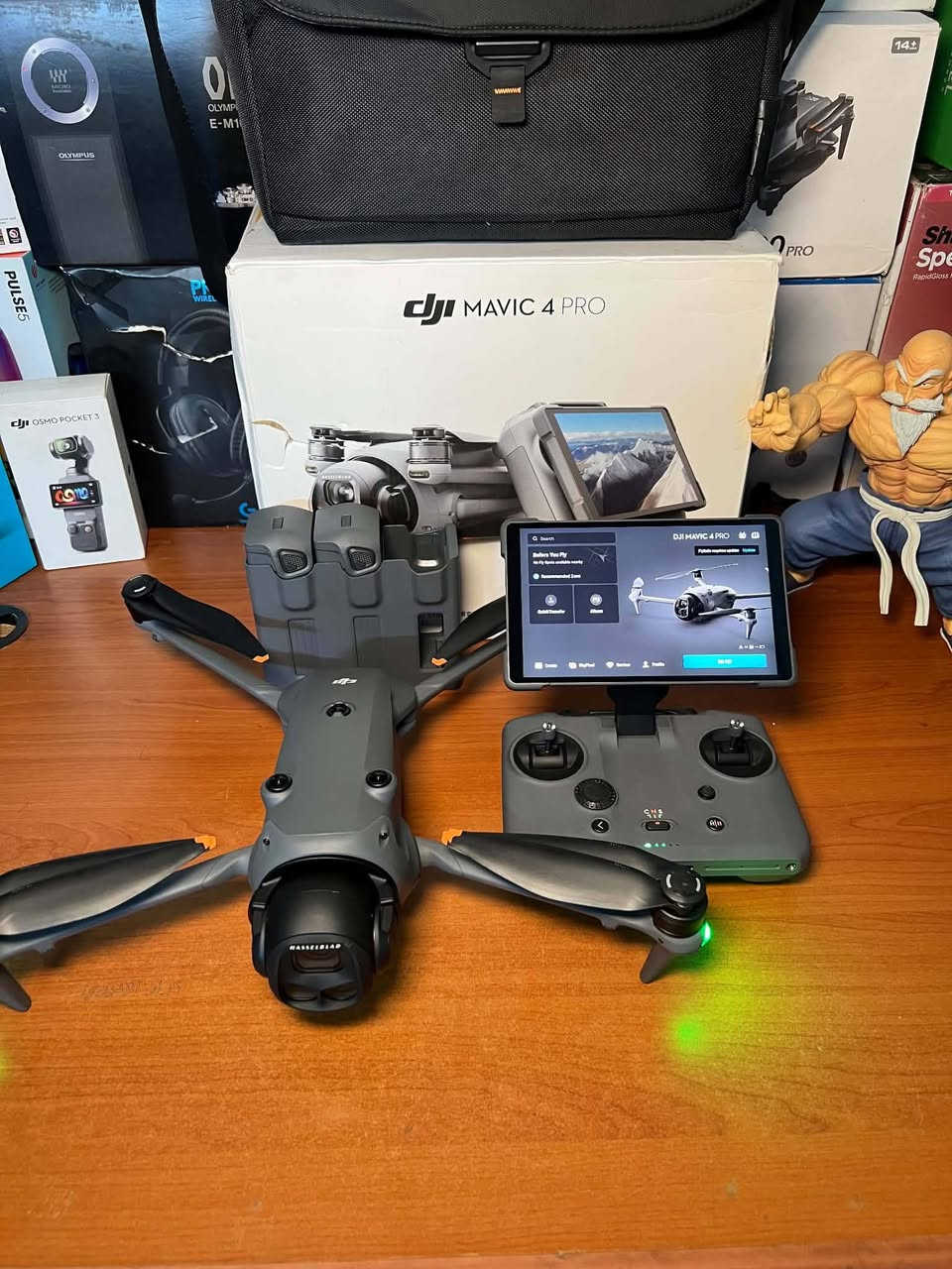DJI MAVAC 4 PRO COMBO RC PRO 2 
بقرص SSD مدمج بسعة 512 جيجابايت مدة طيران 51 دقيقة ابقَ على اتصال دائم عبر مسافات شاسعة مع تقنية DJI O4+، التي توفر نقل فيديو فائق الثبات وعالي الدقة لمسافة تصل إلى 30 كيلومترًا مع أقل قدر من التأخير 
دقه الكامره 6K بمعدل تصل 60 اطار في الثانيه 
طبعن موصفات هواي بس ماكدر اكتب كل الموصفات 
للستفسار اكثر المراسله او التصال ***********
