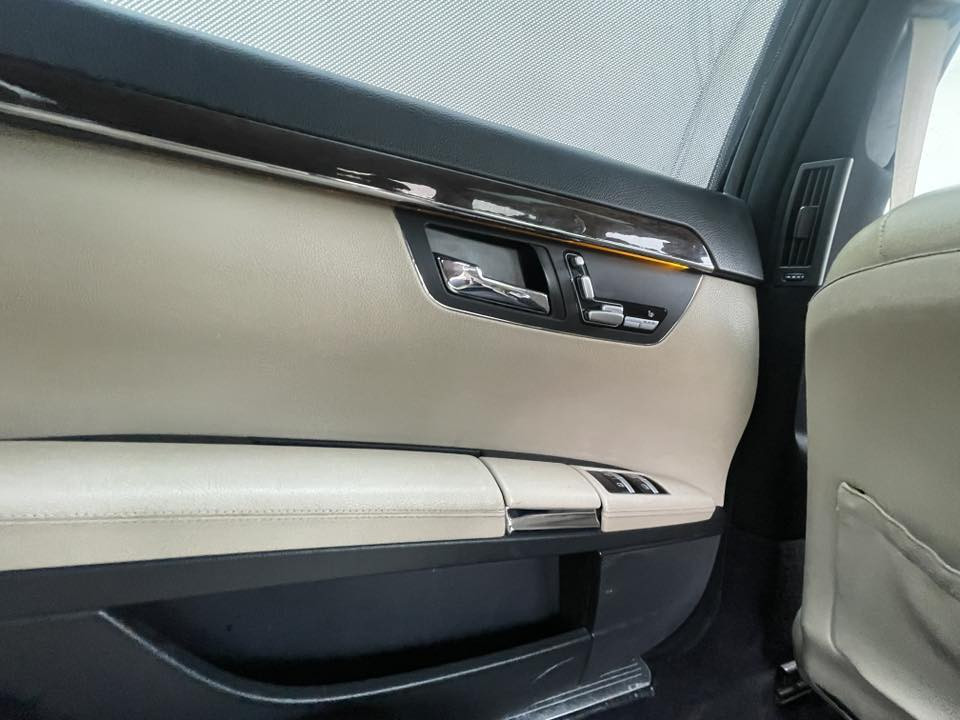 Class S.  S350 category.                                         2011 model.       بيها تبديل باب سايق ربيها صبغ هلال خلف 
محرك CGI بدون تيربو 
محرك مال وارد جديد 
بنوراما 
ردار 
ناصور ليلي 
تحديد مسار 
تخم تاير 
كشنات كهرب أمام خلف 
عليها غرامه ١٣ورقه تنزل من السعر 
سعر ٢١٠
***********
