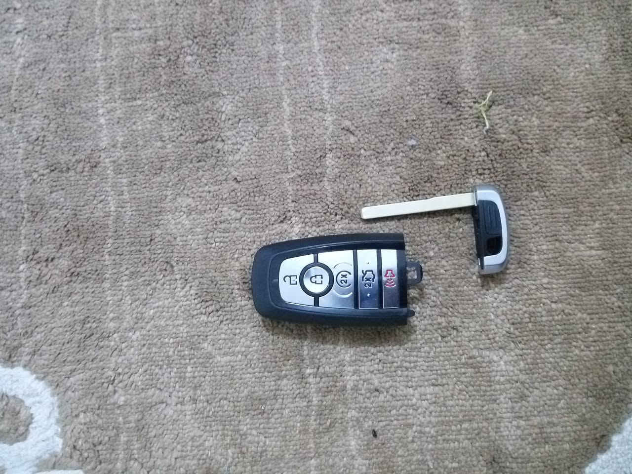 سلام عليكم 
بصمه موستنك اصدار حديث اصلي غير مبرمج 
سنتر لوك اصلي خاث لمجموعه الغزوان غير مشدود 
***********
