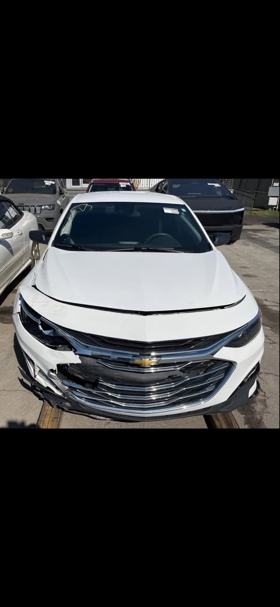 السلام عليكم
ماليبو 2023 
١٥٠٠ تيربو 
صور الحادث موجوده وسونار كلشي موضح 
 سبير ما نازل 
بصمة تشغيل
تحكم ستيرن
تبريدها ثلج
داخل اسود
بصمة ابواب
كامرة
مثبت سرعة
تحديد مسار
هندر بصمة
 كشن سايق كهرباء 
مواصفاتها معروفه 
رقم بغداد بأسمي 
ماشية ٧٤ الف وقابل لزيادة
السعر130وبي مجال بسيط للطيبين 
مكاني بغداد السيدية
***********
متواجد خاص
