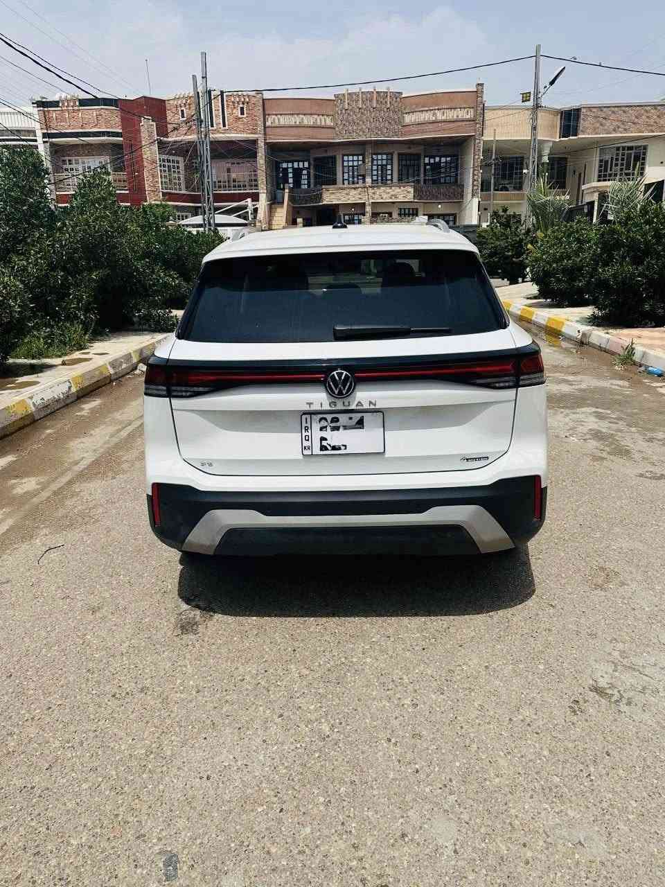 🌟 للبيع: VOLKSWAGEN TIGUAN SE 2025 – بحالة الوكالة 🌟 وارد امريكي
📋 مواصفات السيارة:

• الموديل: 2025.

• الفئة: SE 

(نظام دفع رباعي 4MOTION).

• المحرك: 2.0 لتر تيربو، أداء سلس واقتصادي في استهلاك الوقود.

• ناقل الحركة: أوتوماتيك 8 سرعات.

• الممشى: [5,000] كم فقط.

• سقف بانورامي

• صندوق خلفي كهربائي (شفط)

• أنظمة المساعدة: نظام الرادار الأمامي وخلفي، الحفاظ على المسار، ومراقبة النقاط العمياء لضمان أعلى مستويات السلامة.

الإضاءة: نظام إضاءة LED تفاعلي

• حساسات ركن 360 درجة مع كاميرا خلفية عالية الدقة.

• تشغيل بصمة، شحن لاسلكي، وتبريد خلفي منفصل.

• ويلات (جنوط) ألمنيوم حجم 18 بوصة بتصميم رياضي.

• المقصورة الذكية: شاشة عدادات رقمية (Digital Cockpit) ونظام ميديا متطور يدعم الاقتران اللاسلكي للهواتف.

• انارة داخلية محيطية وتفاعلية.

نظام قيادة متطور (Driving Modes):

تحتوي السيارة على أنظمة قيادة متعددة تناسب كل الظروف:

(Eco, Comfort, Sport, Snow, & Off-Road)

مع نظام التحكم الذكي 4MOTION Active Control لتوزيع القوة على الإطارات الأربعة حسب طبيعة الطريق، لضمان أعلى مستويات الثبات والأمان.

✅ حالة السيارة:

• السيارة بحالة الوكالة (جديدة تماماً).

• نظيفة جداً من الداخل والخارج، وبدون أي صبغ فقط يوجد بيها تعديل بارد pdr يعني كلين تايتل

(شرط الفحص).

💰 السعر: (26.500$) وبيها مجال 

مكان السيارة بغداد

السيارة مرقمة اربيل جديد وهزة جديدة جاهزة للتحويل.. والشراي يتفضل يتصل.

***********
