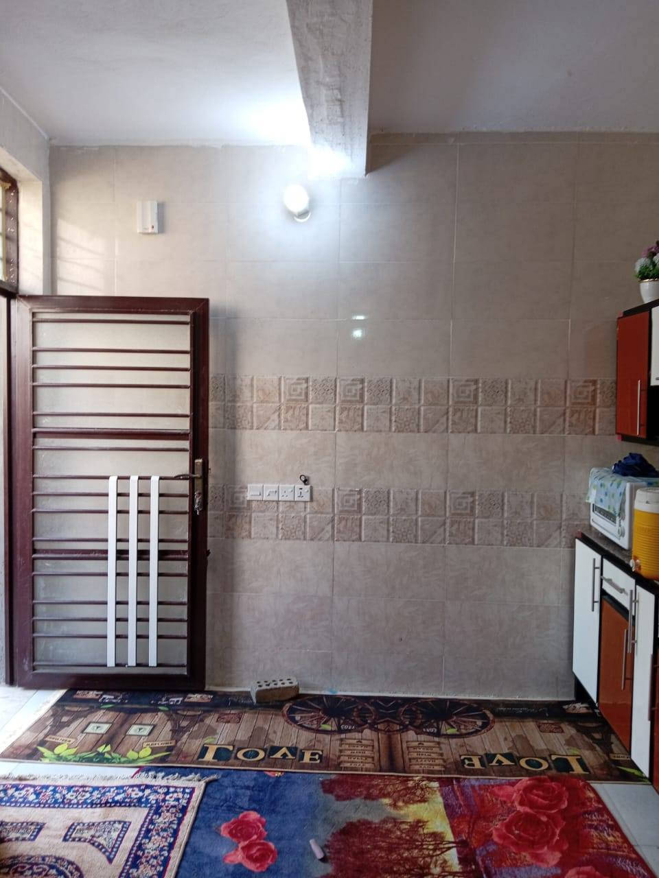 المساحة 180 متر

طابقين الطابق الاول غرف نوم وصاله ومطبخ واستقبال وصحيات داخلية وخارجية

الطابق الثاني غرفه نوم وصاله

البيت بناء التسعينات ومرمم حديث

واجهة 9 متر ونزال 20 متر

للاستفسار الاتصال على ***********

***********
