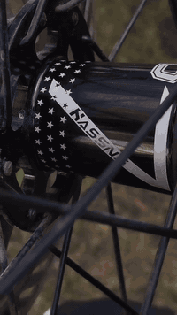 للبيع بايسكل c700🚴🏽‍♂️
مميزاته:✨
هيكل المنيوم 
كير امامي3 خلفي7
مكينه خلفيه مبدله صوت طرب
وزنه بالكامل 15 كيلو 
بايسكل شغال ناقصه بس سايق🫵🏼
عيوبه:
الجوب مالته 90mm ممتوفر بالعراق 
بس حلها سهل اطيك تتطواله للكصبه وتنفخ بيه ابراحتك
السعر 360 الف وبيه مجال للشراي
عنواني حي العامل(لا يوجد توصيل❌)
رقمي ***********
