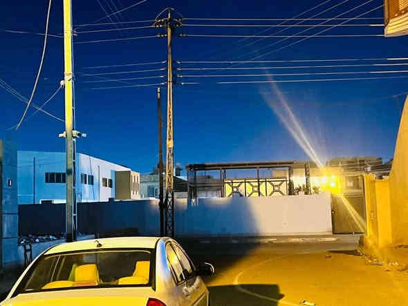 السلام عليكم
دار البيع في منطقه حيى الغدير شارع عشرين مساحه 200متر جاهز البيت باقي ع استلام الطابو من دائره التسجيل العقاري  يحتوي ع غرفه عدد اثنين صاله طول 7متر ×4 مطبخ حار وبارد استقبال طول 6متر×4/5 كراج سياره  حديقه  كهرباء مأسس درجه أولى متوسط بين مدرستين متوسطه الورود البنات ومدرسه عزيزه الحسين الابتدائيه 
ملاحضه/ والجار تعجز منهم واني خسرت جيران ماكو منهم يشهد الله 
السعر 170 مليون قابل التفاوض 
*********** أبو فدك
