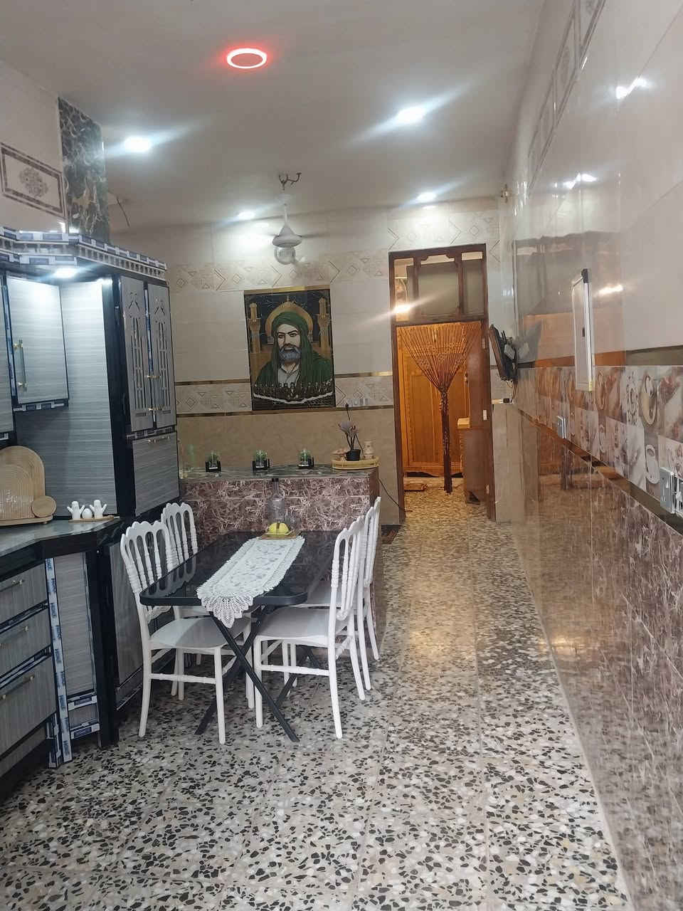 السلام عليكم بيت بمنطقةجسرديالى الجديدسايدالواحدالكرغوليةالبيت سند 25مي بسمي تحويل ثاني يوم وكهرباءوتبليط مساحةالبيت 115متريحتوي الطابق الاول على غرفة5×٤وصالة٧×٥واستقبال ٥×٤وحمام داخلي ومنورومطبخ ٤×٣الطابق الثاني غرفةوصالةبيت قريب على الشارع كهرباءحديثةوبناءالبيت حديث الطابق الاول طابوك الطابق الثاني بلوك كلب ***********
