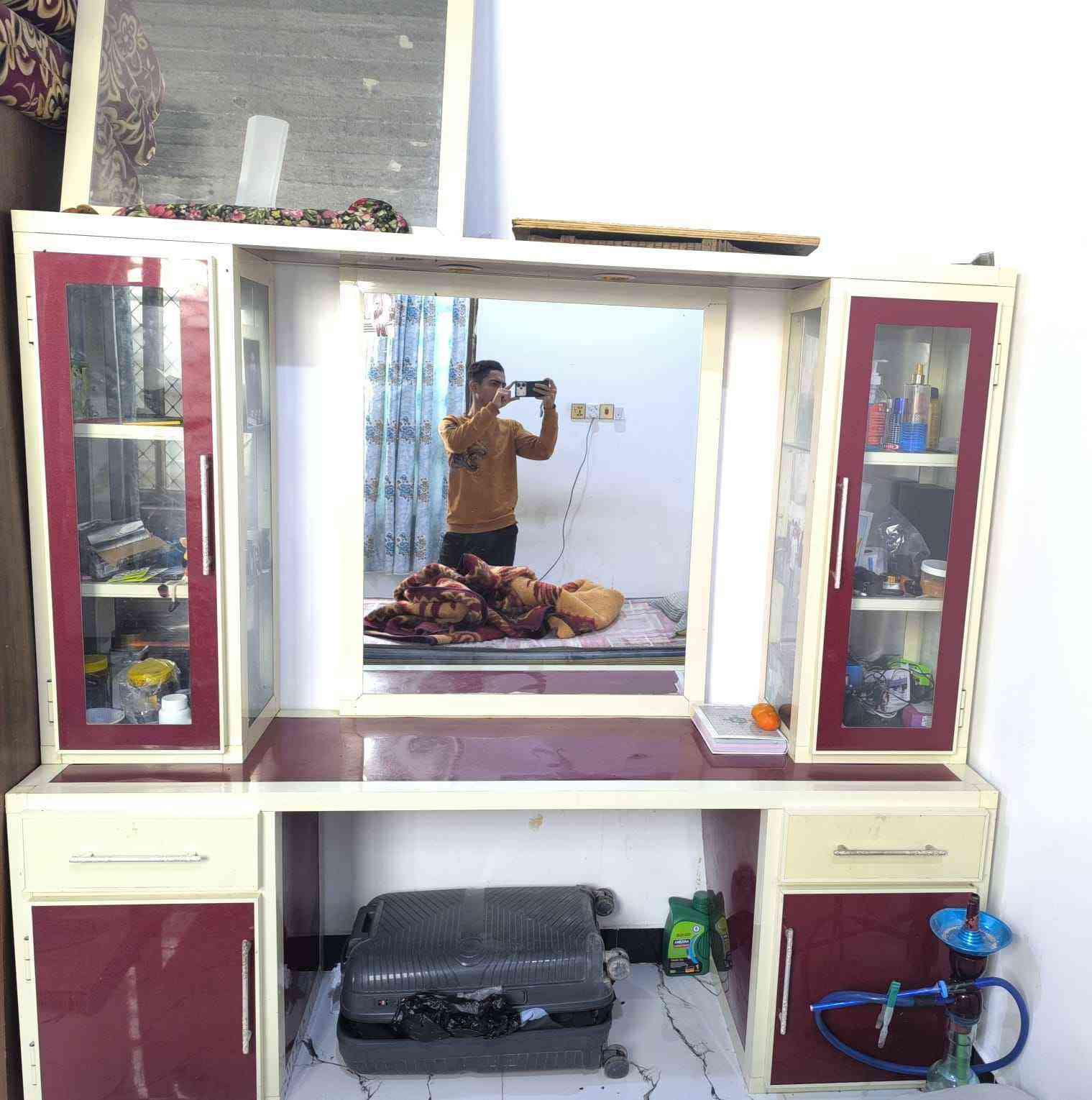 كرسي حلاقه مسعمل الجك شويه بيه ثگل بس يصعد وينزل وميز حلاقه مع مرايه عدد 2 الميز نظيف كلش رقمي *********** المكان البصره قضاء المدينة ناحيه الهوير المدينة, البصرة
