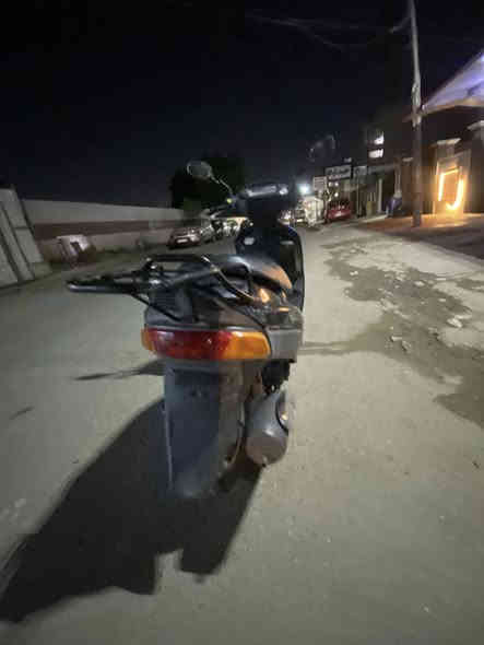 السلام عليكم  دراجه للبيع ساسوكي سرعه ١٠٠ دراجه نضيفه بمعنى الكلمه الحلوه دراجة نكره سلف بكل وقت بريكات امامي خلفي شغالات اشاير كهربائيات كامله من اشاير يمنه يسر و هورن كامله قفل صندوق تقفل عداد كيلو متر شغال مال بانزين هم شغال دارجه مال جناي دراجه نضيفه و مرتبيه السعر 400 وبيه مجال مكاني بغداد صليخ شارع النادي  رقمي *********** متواجد واتساب + فيسبوك
