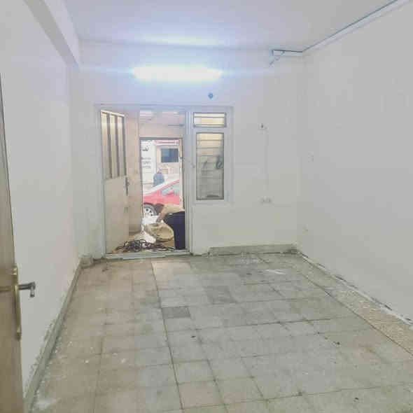 شقة غرفتين وصالة ..حمام داخلي.. وحمام خارجي...مطبخ  ..أرضية باب  خارجي معزولة عن العمارة  مشتمل صغير...تقاطع  كرادة خارج...مقابل فندق قصر المسبح..فرع مقابل مأكولات صباح العربي 
*********** سر قفليه
