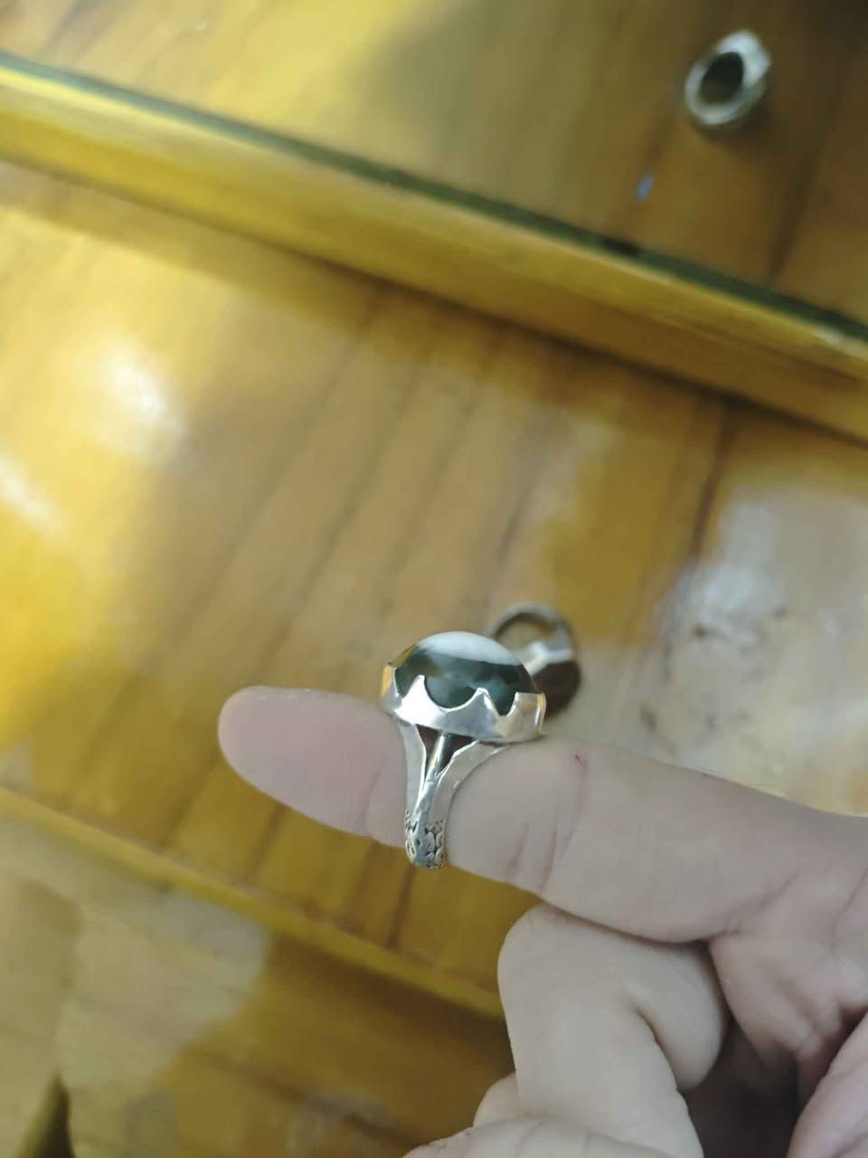 خاتم سلطاني منقش بداوودي الصياغه ثقيله ملكيه جدا فخمه جدا نادر 
اما الثاني جزع معطف جدا جدا نادر 
سعر الواحد 130 وبي مجال قليل
*********** عمارة, ميسان
