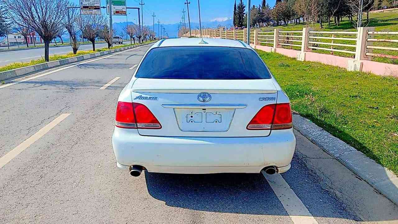 شاهینە2005 بڕاوە182
سەقف ولاشە شوشەیی
سەقف کەڤەرولێدراو بەشەرت
گێڕومەکینە وئەکسل وساردی وگەرمی بەشەرت
کوشن جڵدوهیتەرو ئاوێنە کارەبایی
سەیارەکە جائیزەو هیچ مەسرەفێکی تێدانییە
شوێن سەنگەسەر***********
