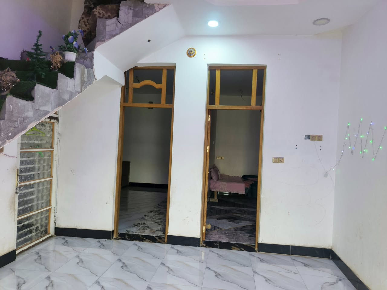 سلام عليكم بيت البيع 160متر الواجهه 8 نزال 20  حي الحسين الجديد  زراعي حجي وهاب   طابو زراعي سند 25 يحتوي على غرفتين صاله  ***********
