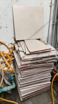 بورسلين ارضيه خارج 33×33 / 5 أمتار 41 قطعه مع الكصات 07724910747