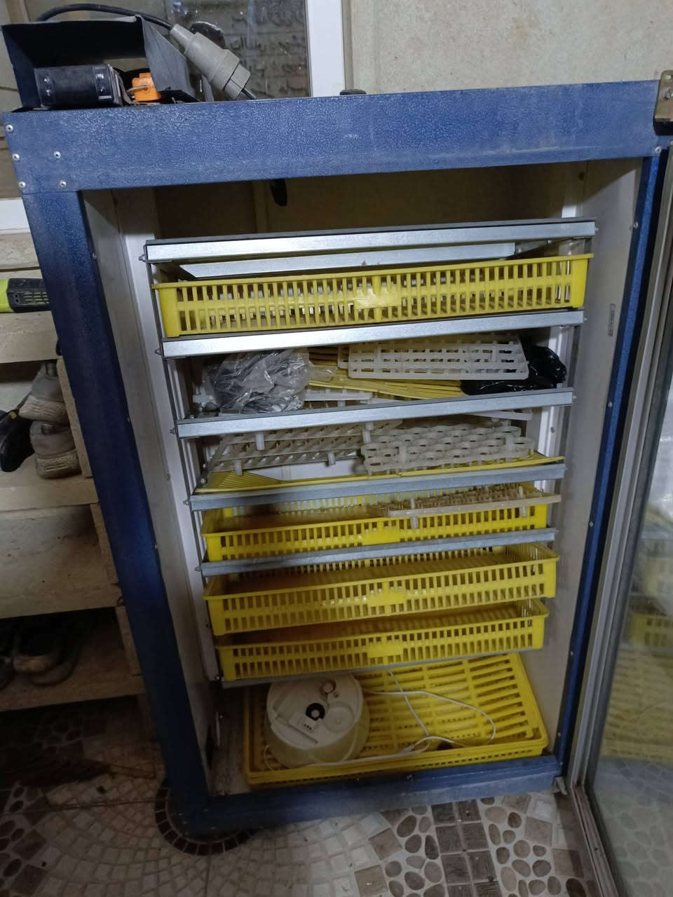 مفقص كامل هو وغراضه. للبيع. 500 الف موقع. برطله 
***********
