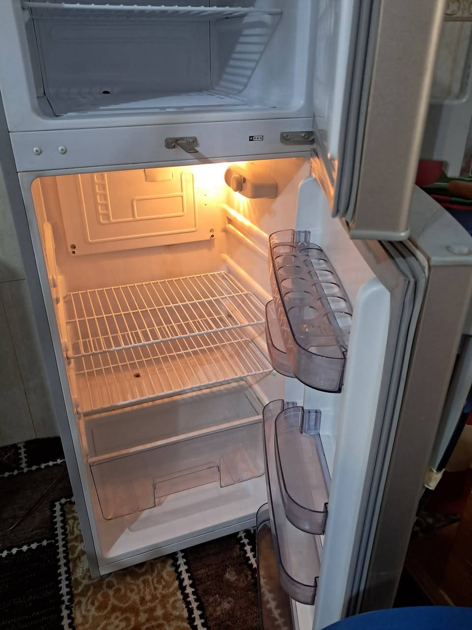 السلام عليكم للبيع ثلاجة نوع سلفري طوله متر و٤٠ مستعمله كما موضح بالصور والفيديو السعر ١٥٠ الف دينار قفل
العنوان السماوة حي المعلمين هاتف (***********)
