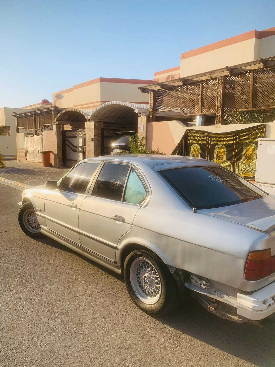 سلام عليكم
سياره بي ام موديل ١٩٩٠ 
سياره مكينه كير مكفولات 
حداديه نص عمر 
كهربايته كله شغاله ومكفوله 

سياره جاهزه مناقصه شي 
مداور ثاني يوم راعيه يمي 
سعره ٤٨ وبيه مجال قليل 
***********
