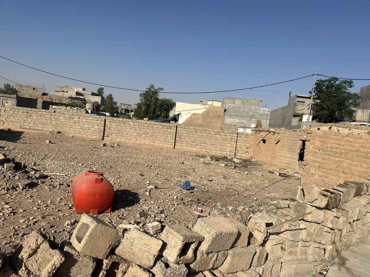 السلام عليكم قطعه ارض للبيع طابو صرف المساحه ٥٥٠ متر خدمات واصلها كاملة ماء كهرباء إنترنيت شارع تبليط وأناره القطعه ركن ع شارعين صايره اي استفسار الاتصال ع الرقم *********** ممتواجد ع فيس
